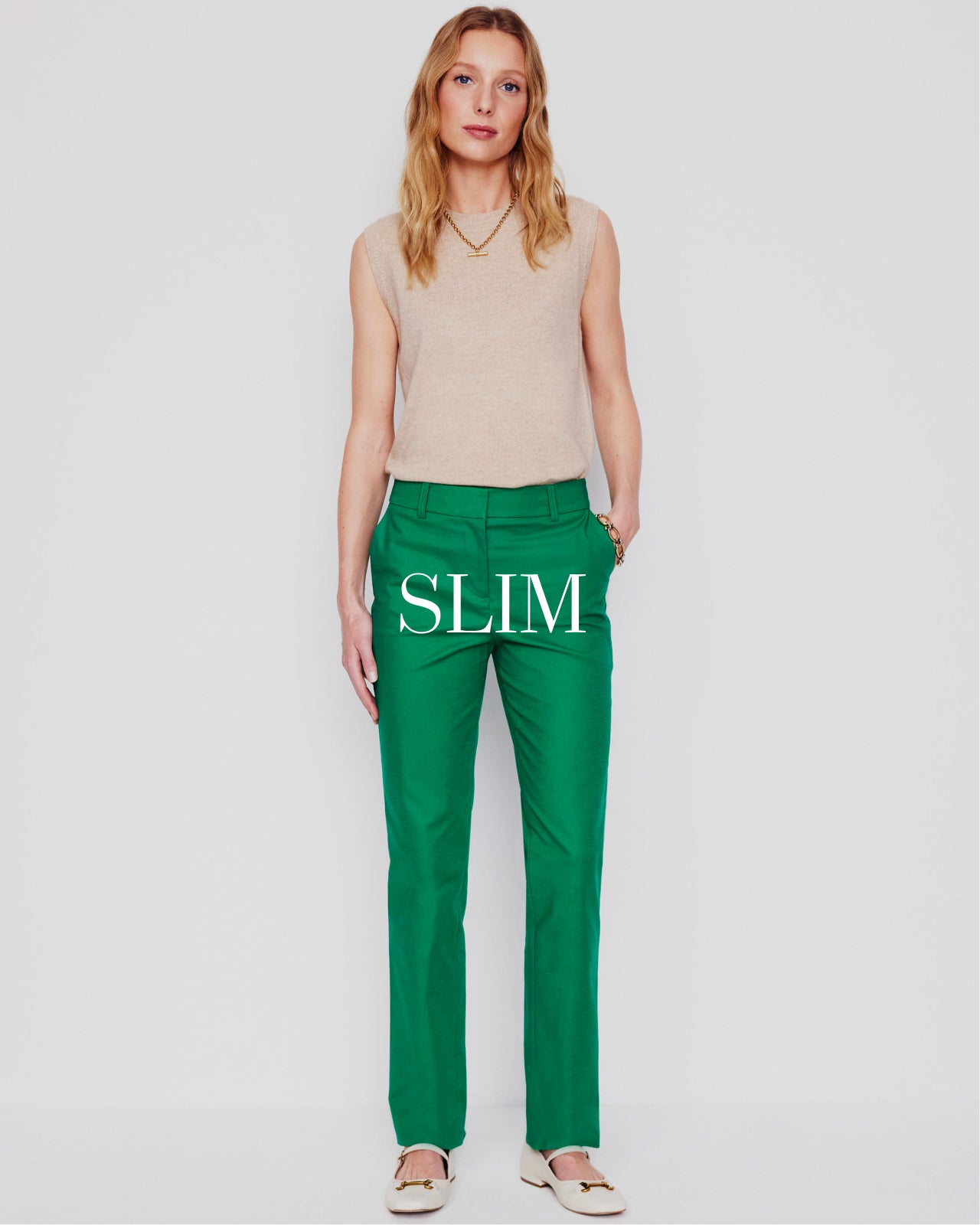 Women wearing green slim trousers 