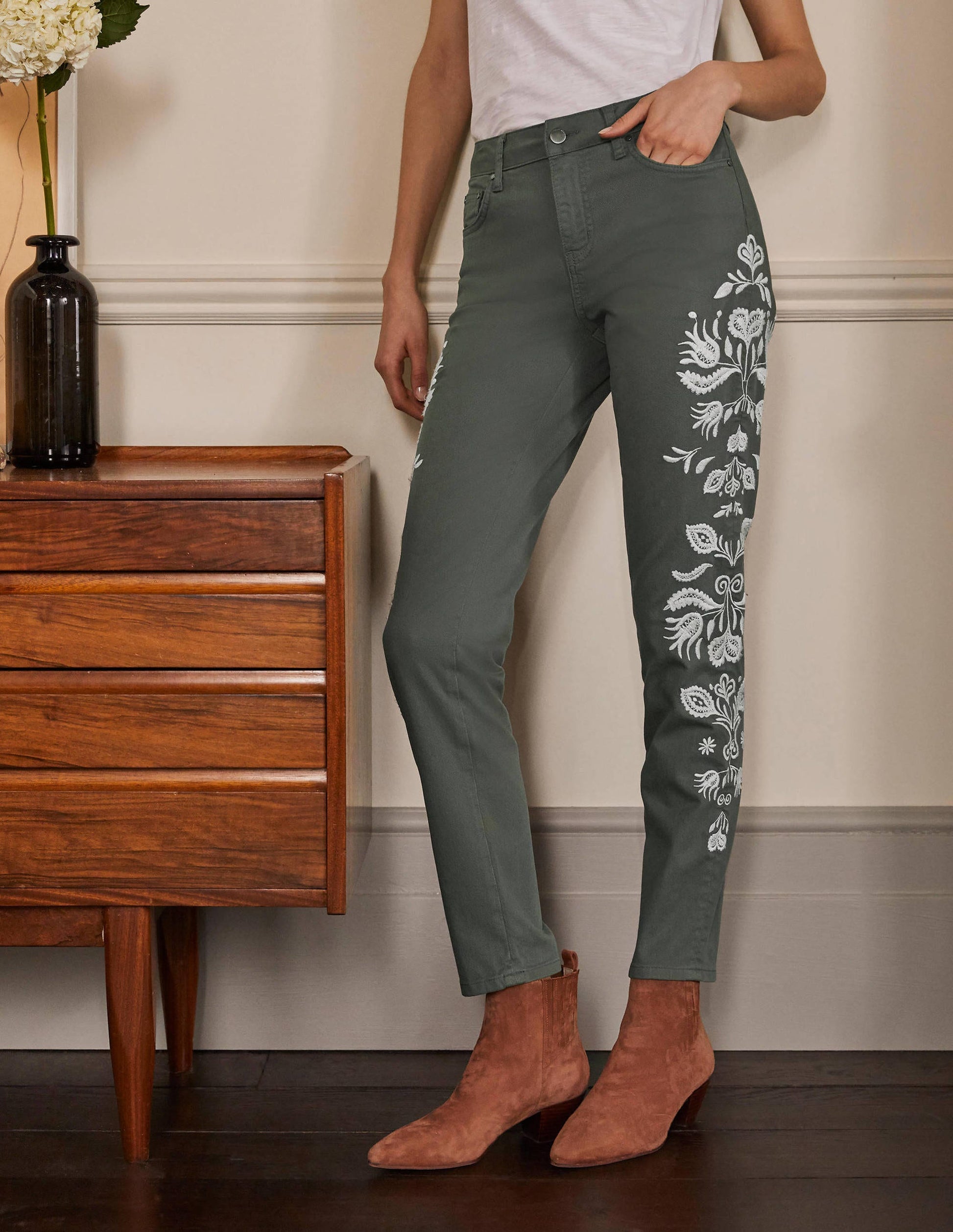 Girlfriend Jeans-Alder Embroidered-4