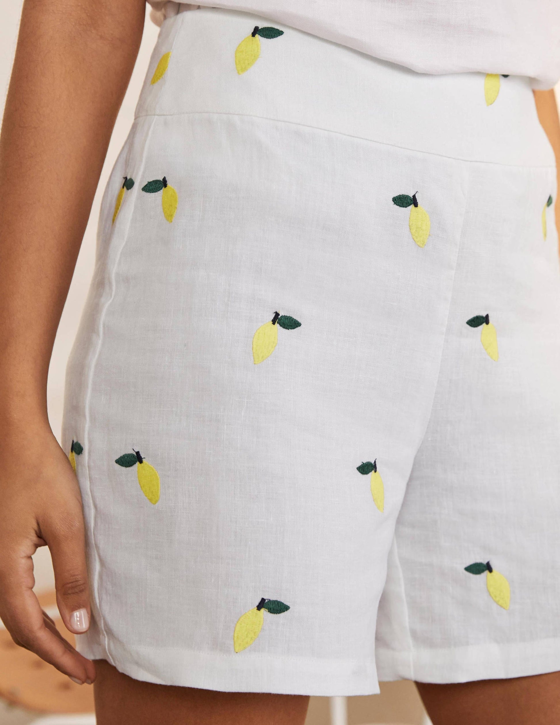 Hornsea Linen Shorts-White with Lemons-3