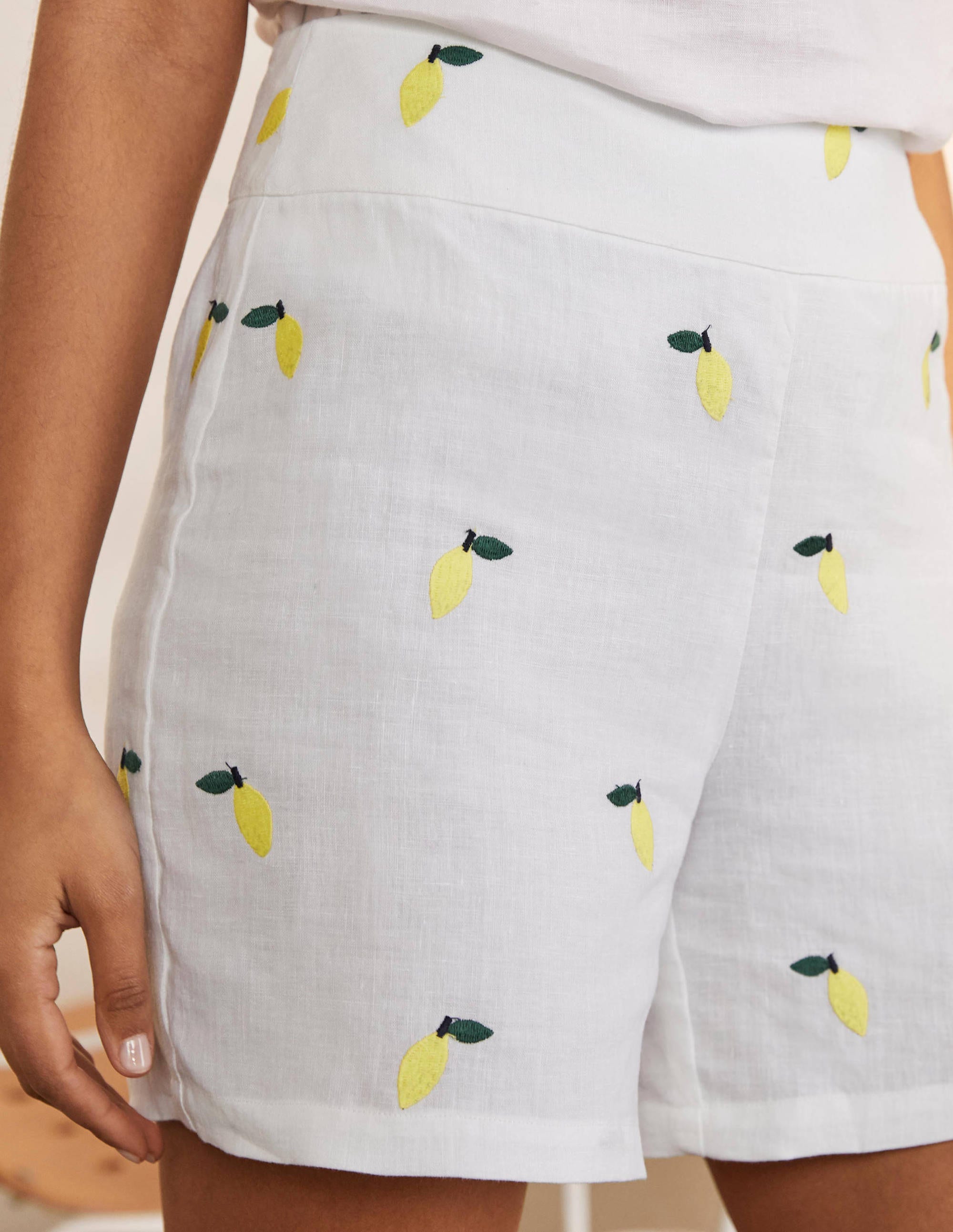 Hornsea Linen Shorts-White with Lemons - Image 3