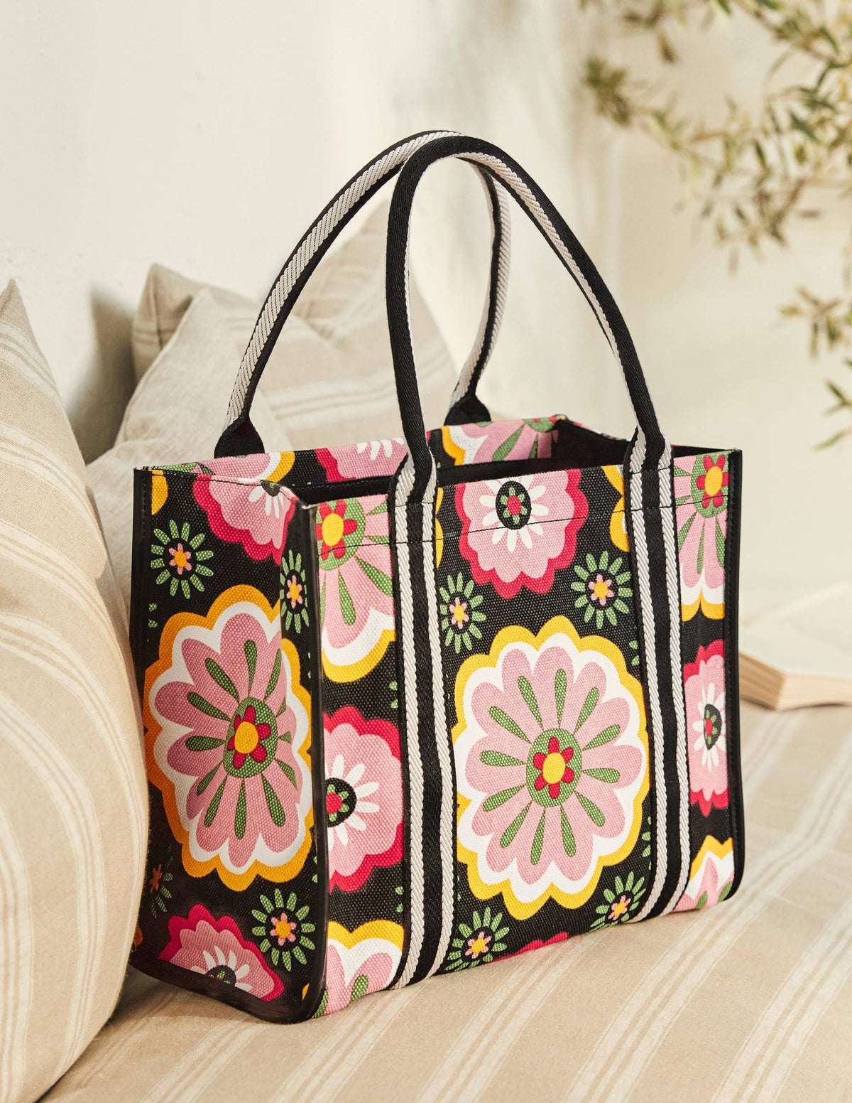 Tilda Canvas Tote Bag-Black, Opulent Daisy - Image 1