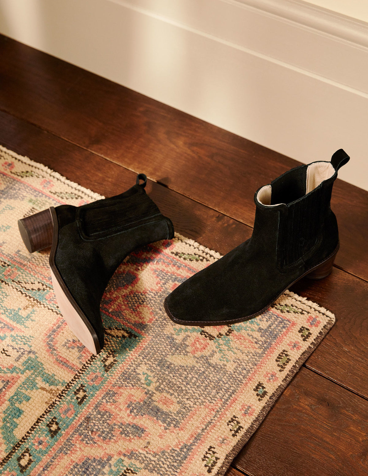 Round Heel Suede Chelsea Boots-Black - Image 1