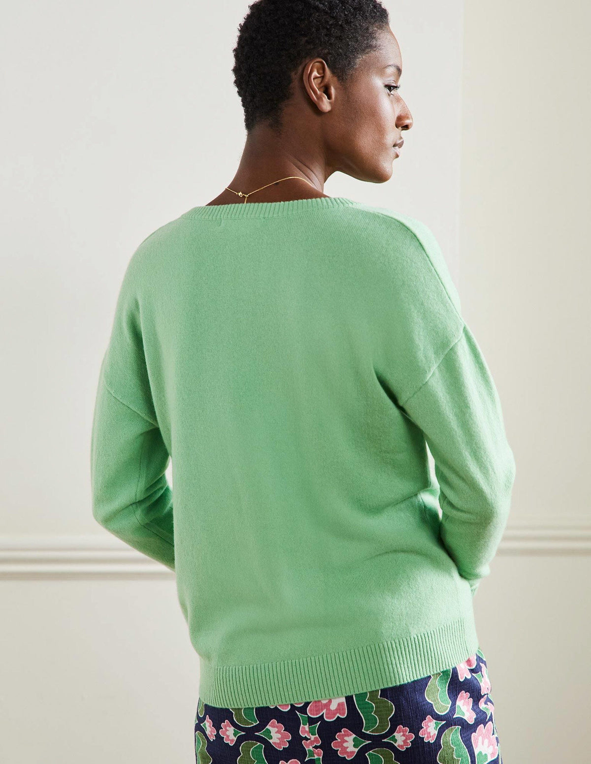 Cashmere V-neck Relax Jumper-Zephyr Green - Image 3