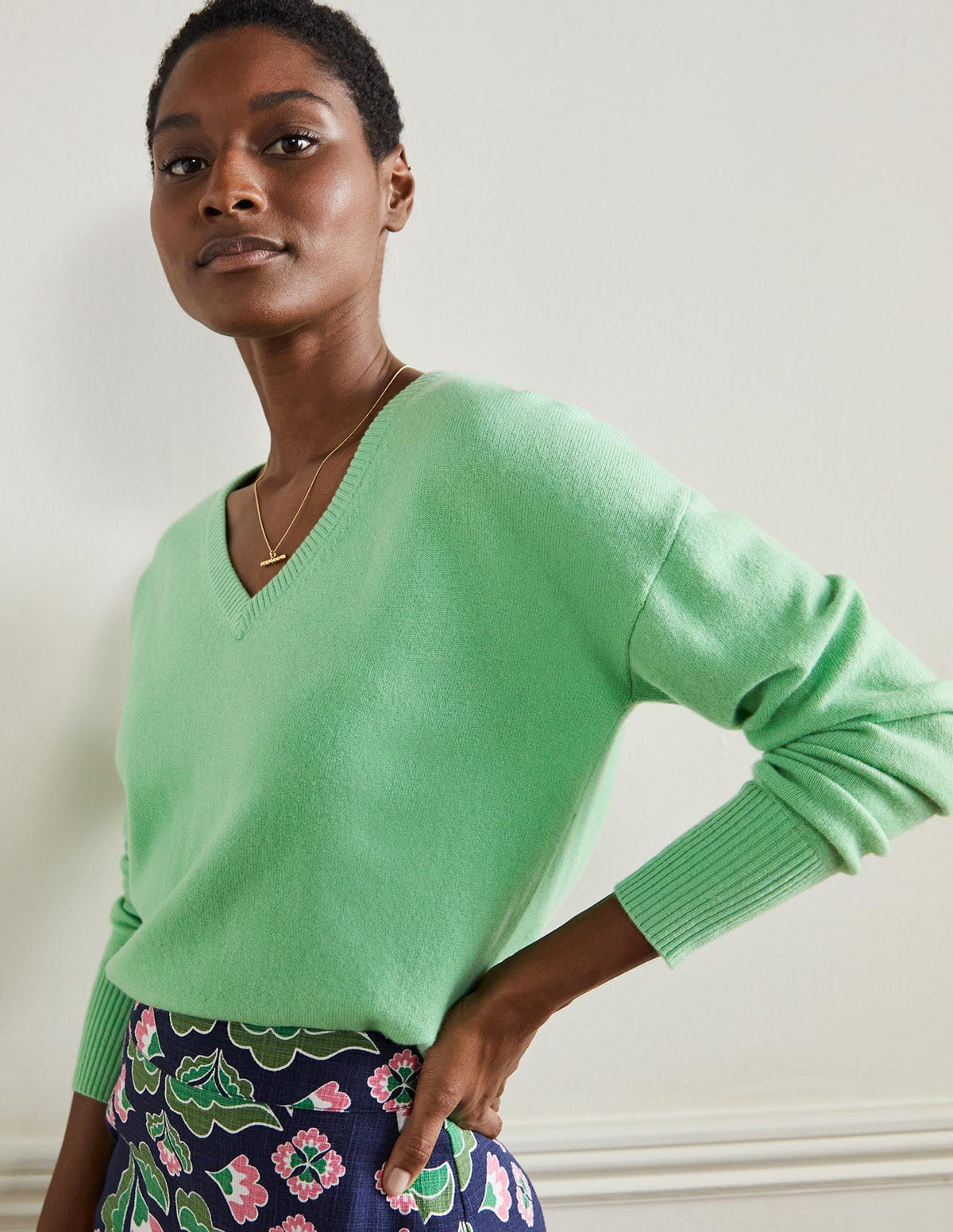 Cashmere V-neck Relax Jumper-Zephyr Green - Image 4