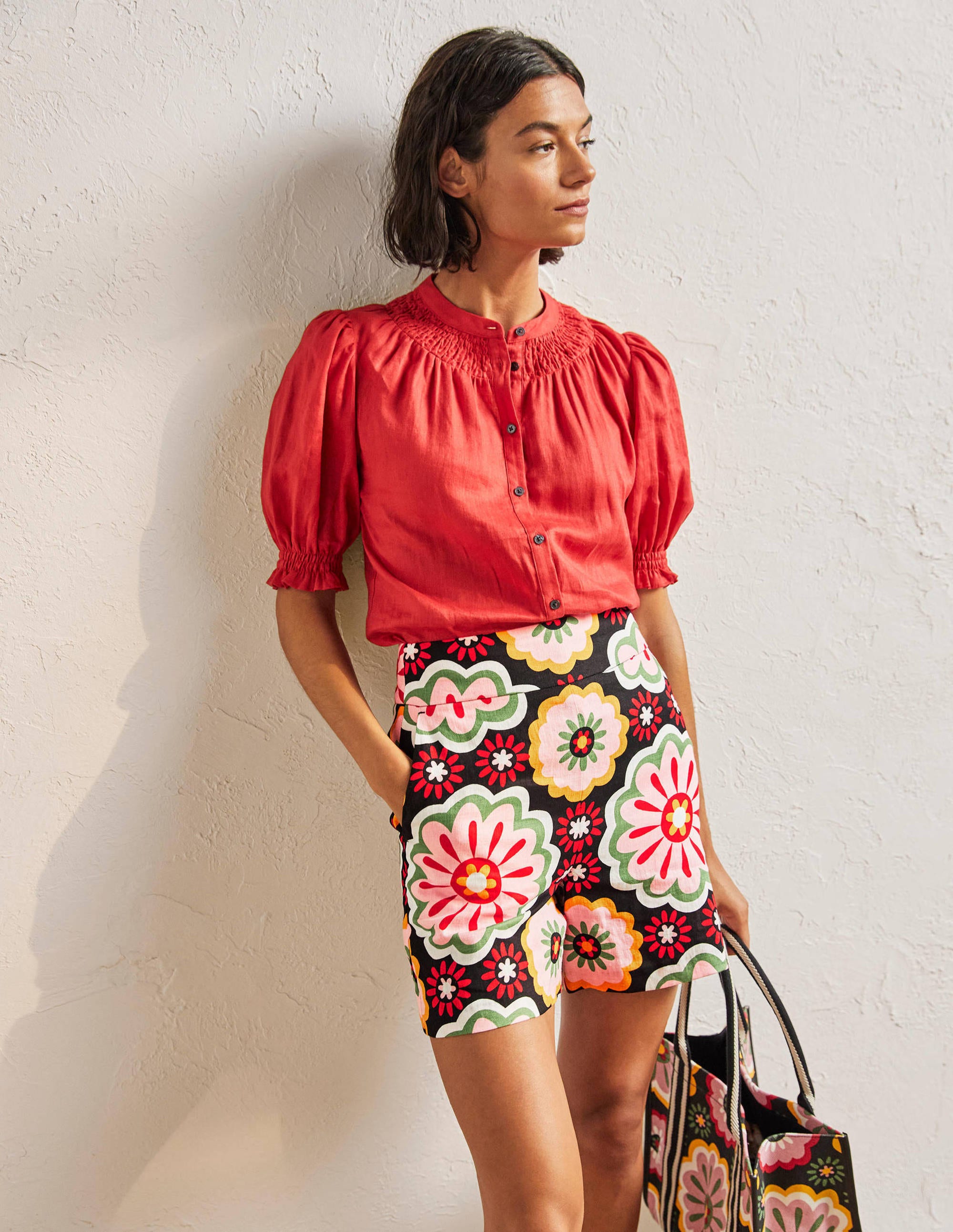 Georgina Linen Shorts-Black, Opulent Daisy - Image 1