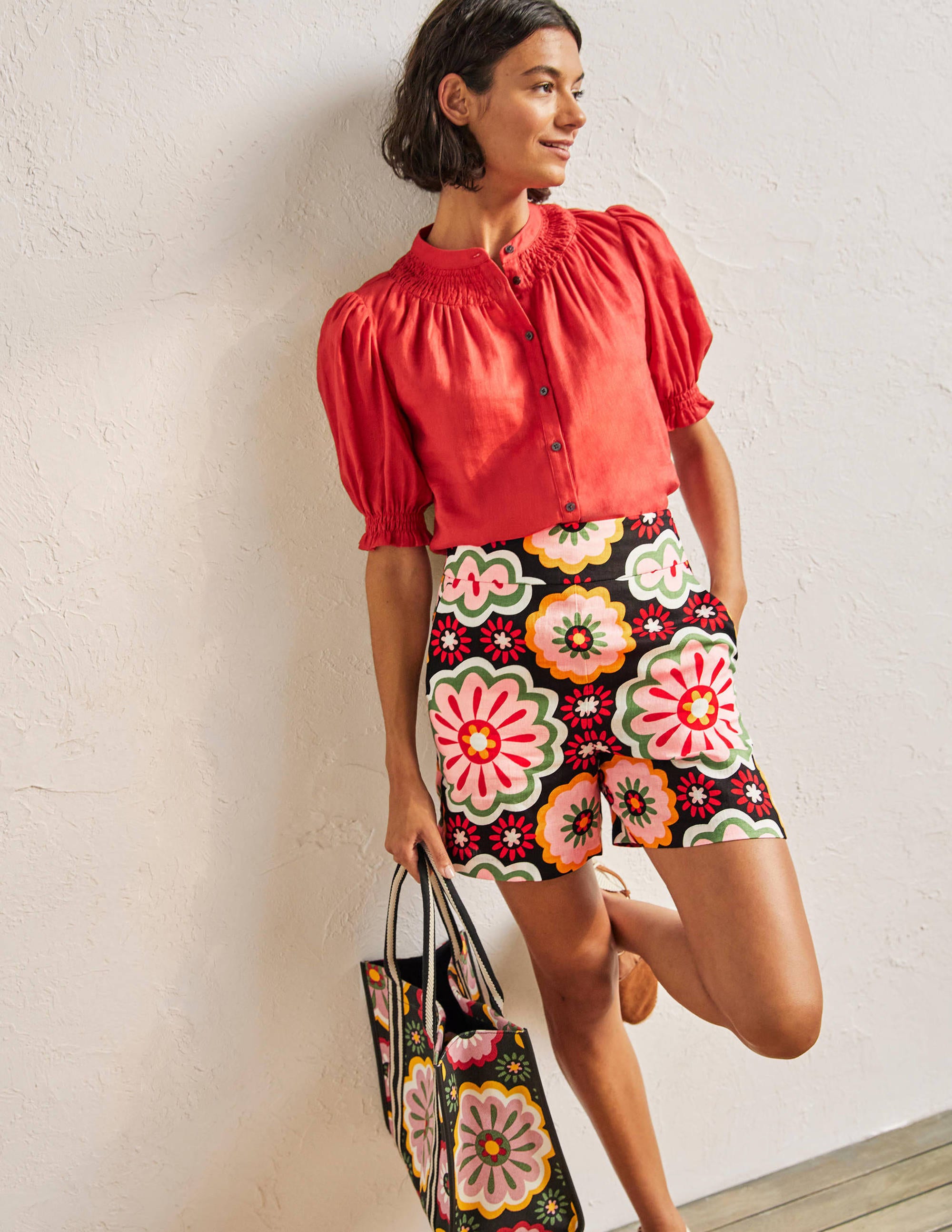 Georgina Linen Shorts-Black, Opulent Daisy - Image 4