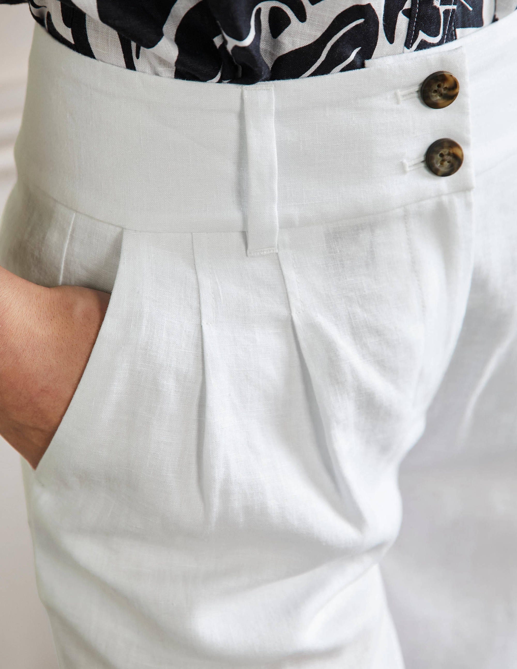 Linen Pleat Shorts-White - Image 2