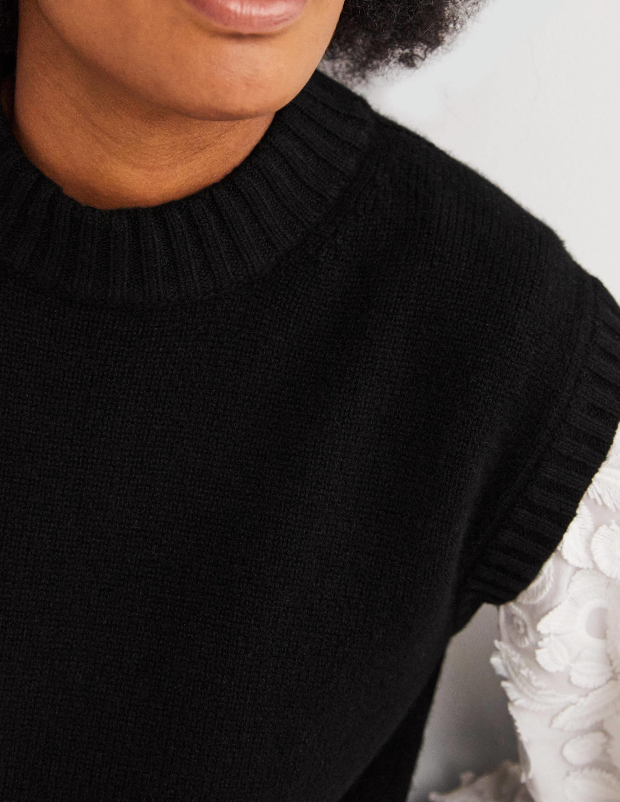Chunky Cashmere Crew Neck Vest-Black - Image 3