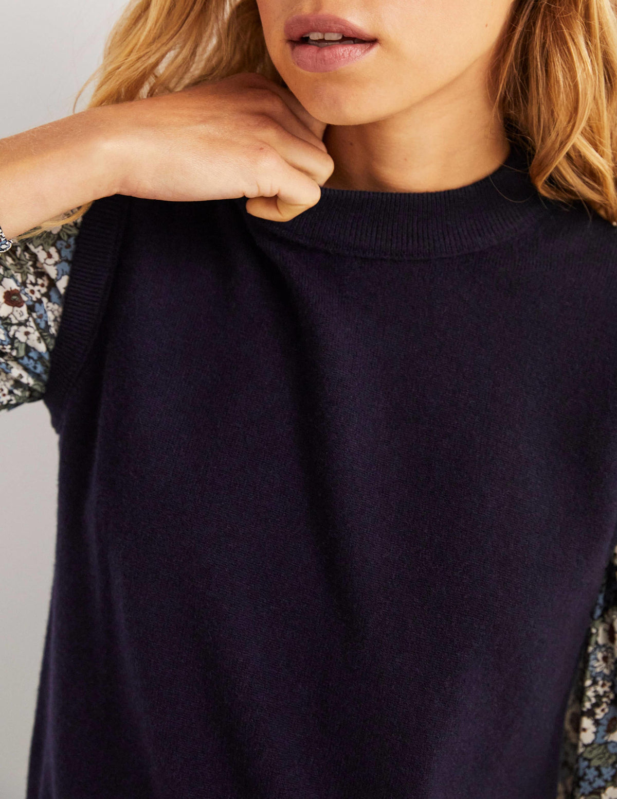 Cashmere Crew Neck Vest-Navy - Image 2