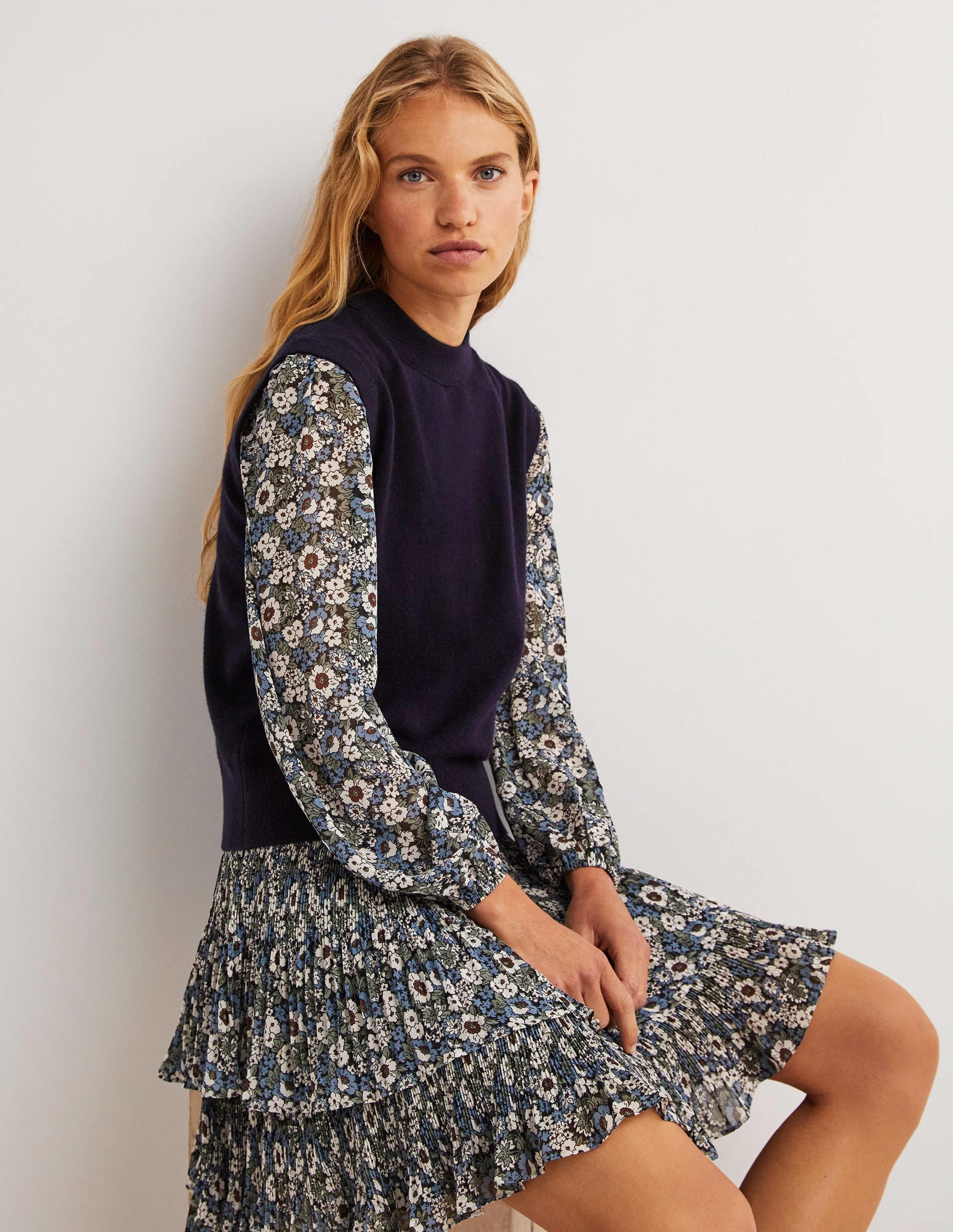 Cashmere Crew Neck Vest-Navy - Image 4