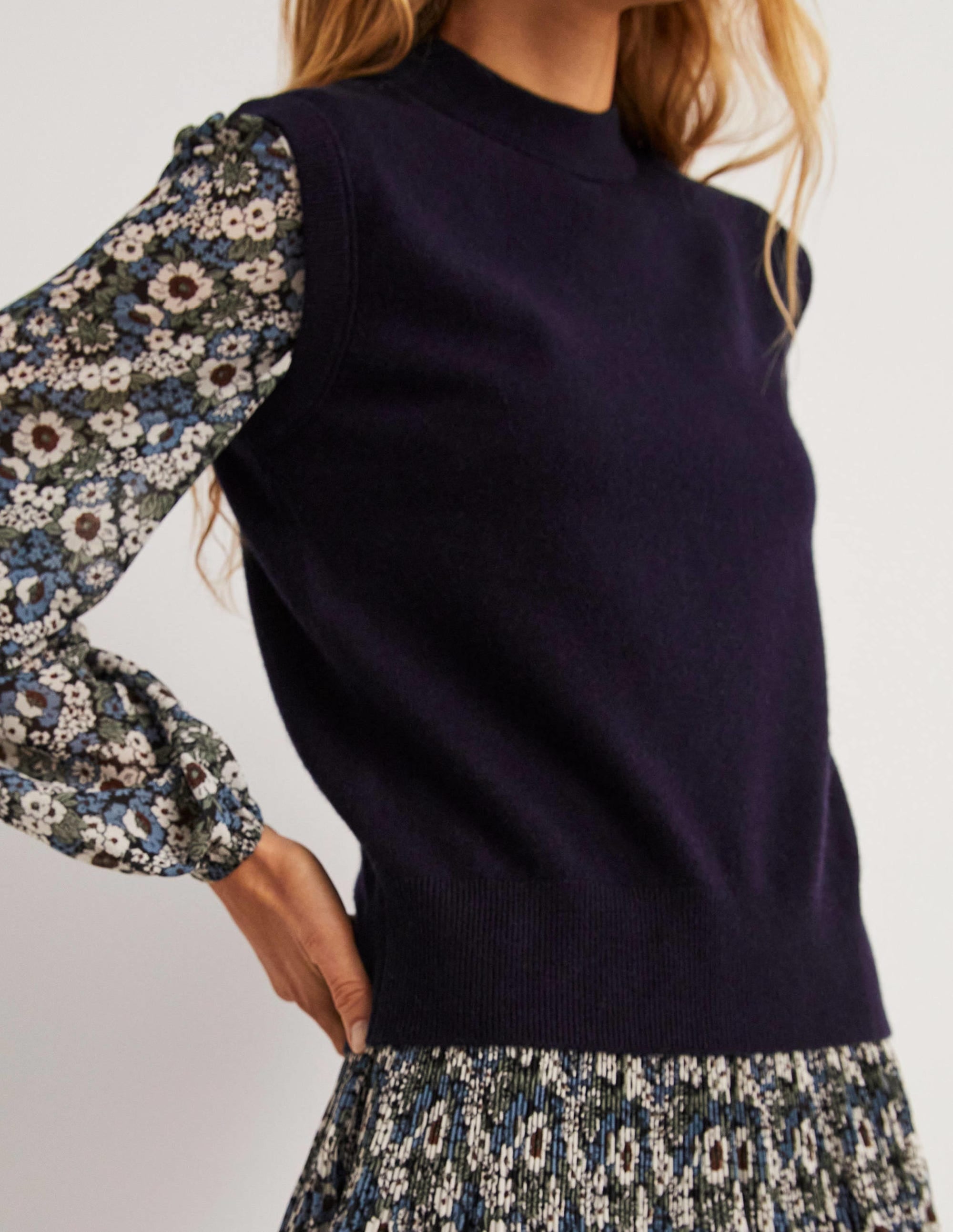 Cashmere Crew Neck Vest-Navy - Image 5
