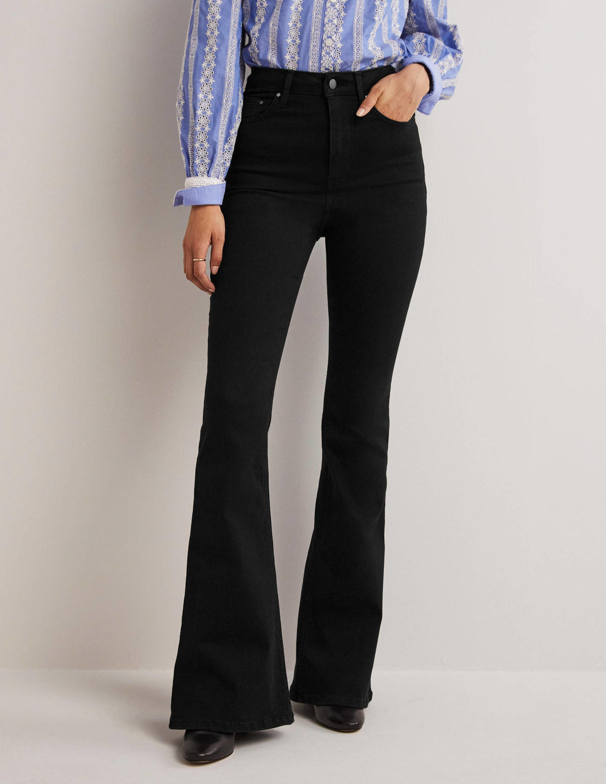 High Rise Fitted Flare Jeans-Black - Image 4