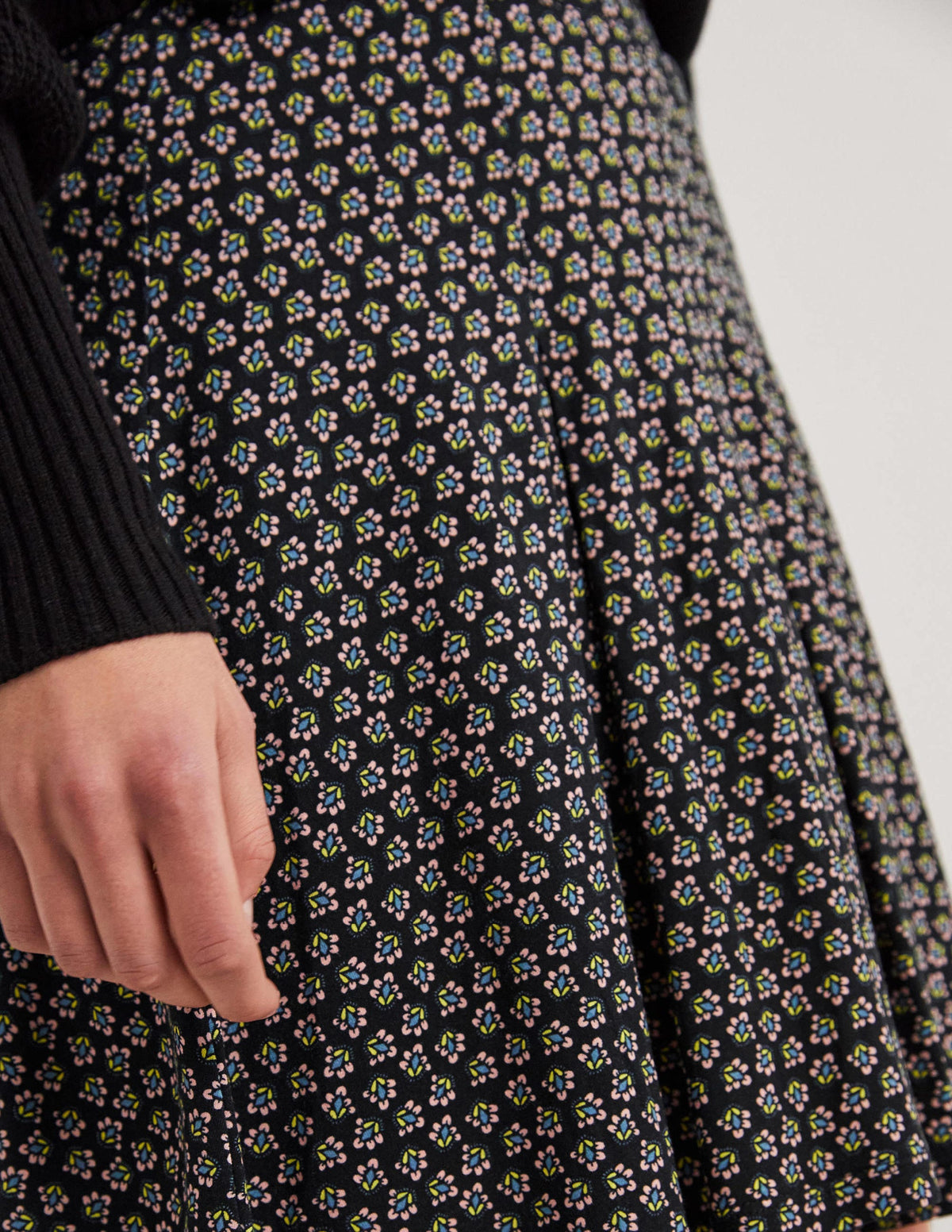 Jersey Mini Skirt-Black, Diamond Bud-2
