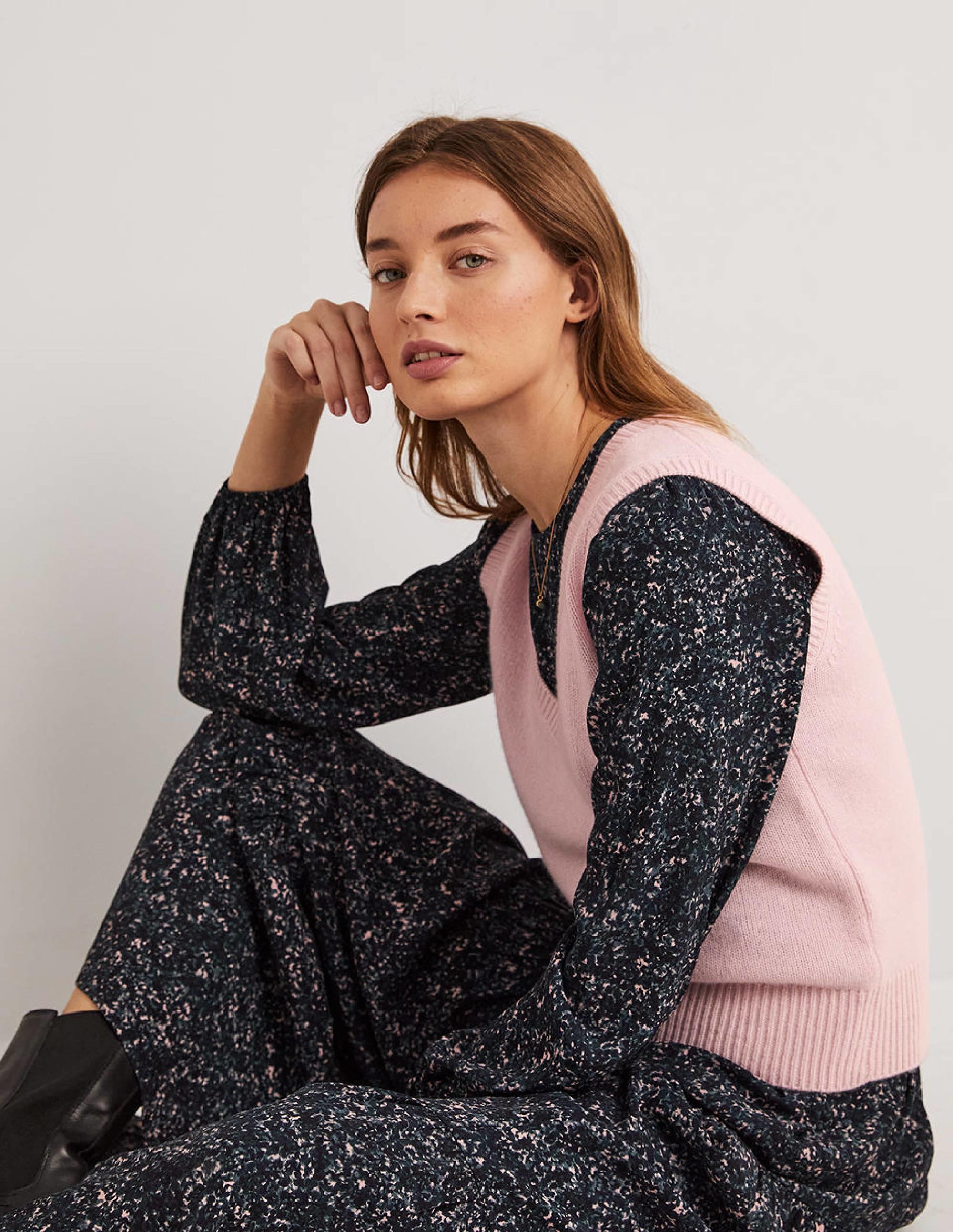 Cashmere V-Neck Sweater Vest-Coconut Ice Pink - Image 5