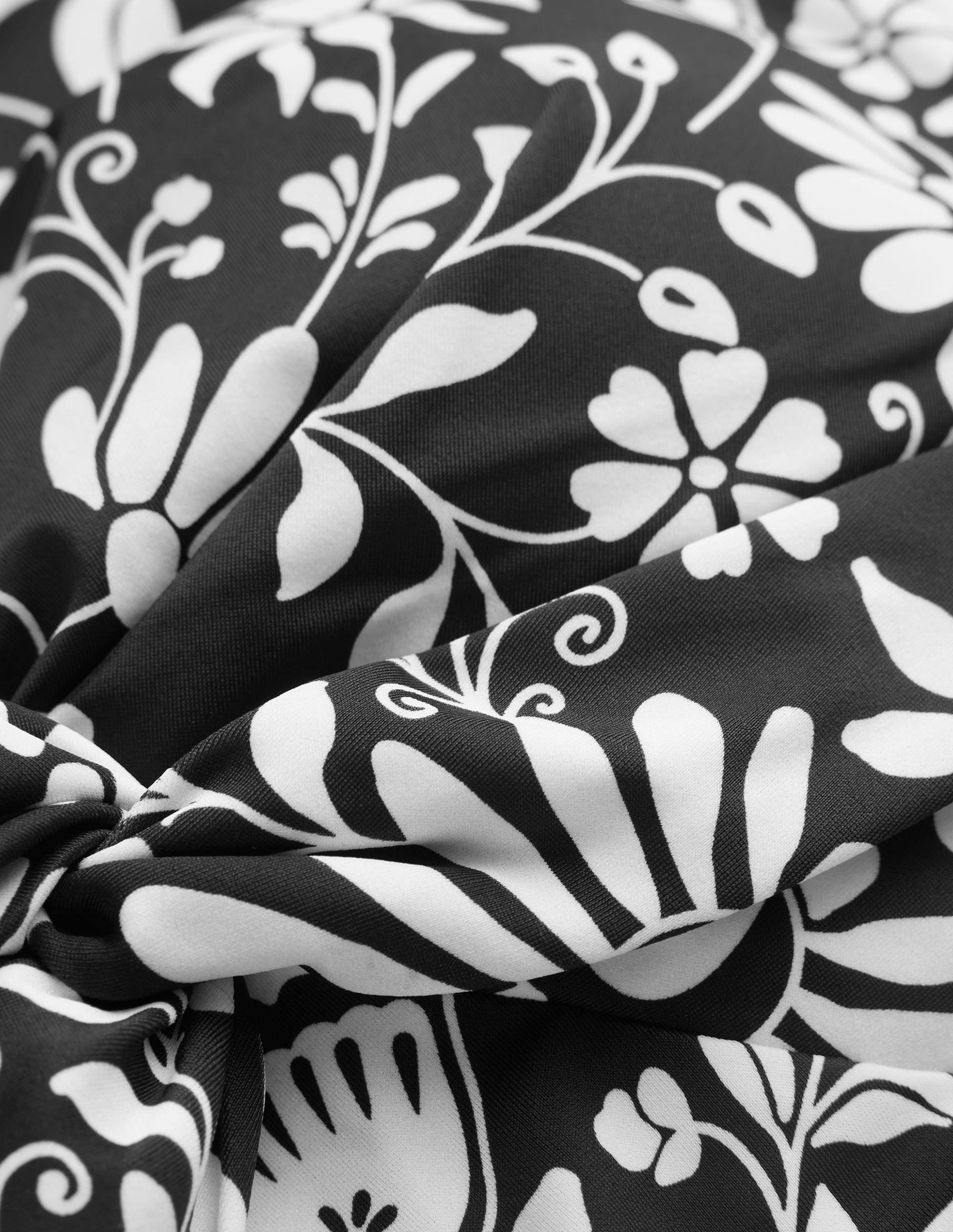 Twist Classic Swimsuit-Nero, Gardenia Sprig - Image 8