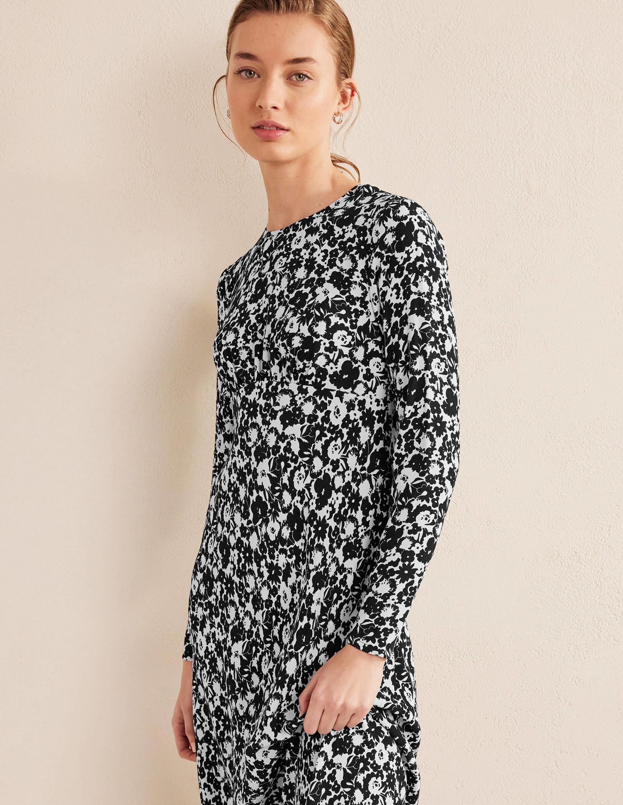 Crew Neck Midi Tea Dress-Black, Bloom Silhouette - Image 2