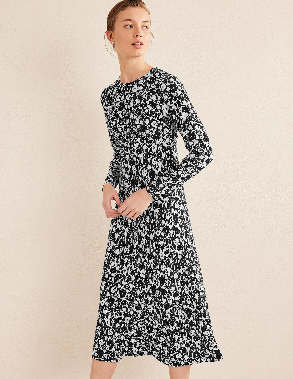 Crew Neck Midi Tea Dress-Black, Bloom Silhouette - Image 4