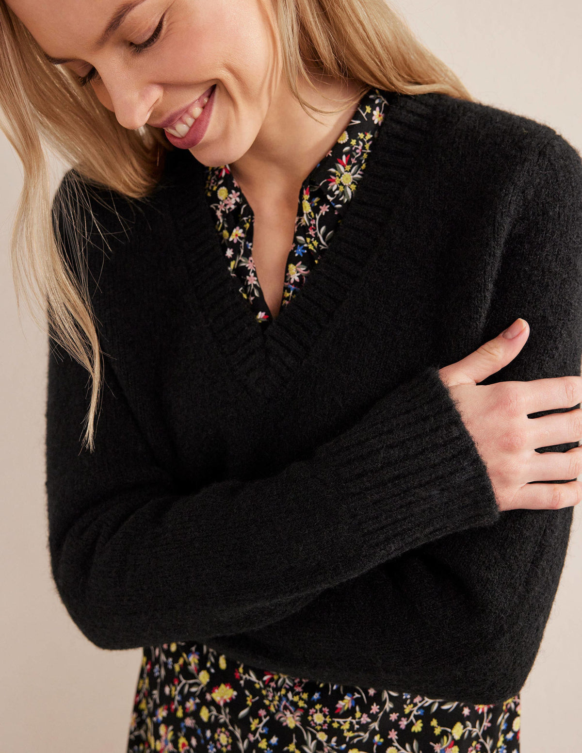 Fluffy Cropped V-Neck Sweater-Black - Image 2