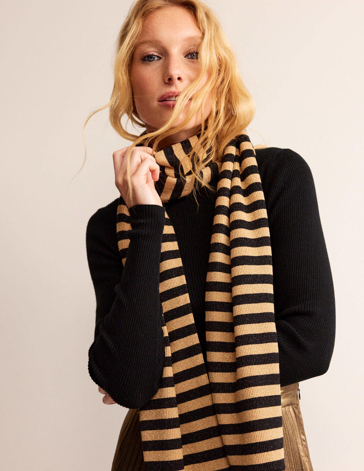 Metallic-Stripe Scarf-Black and Gold-1