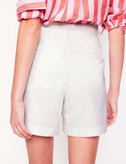 Barnsbury Chino Shorts-White