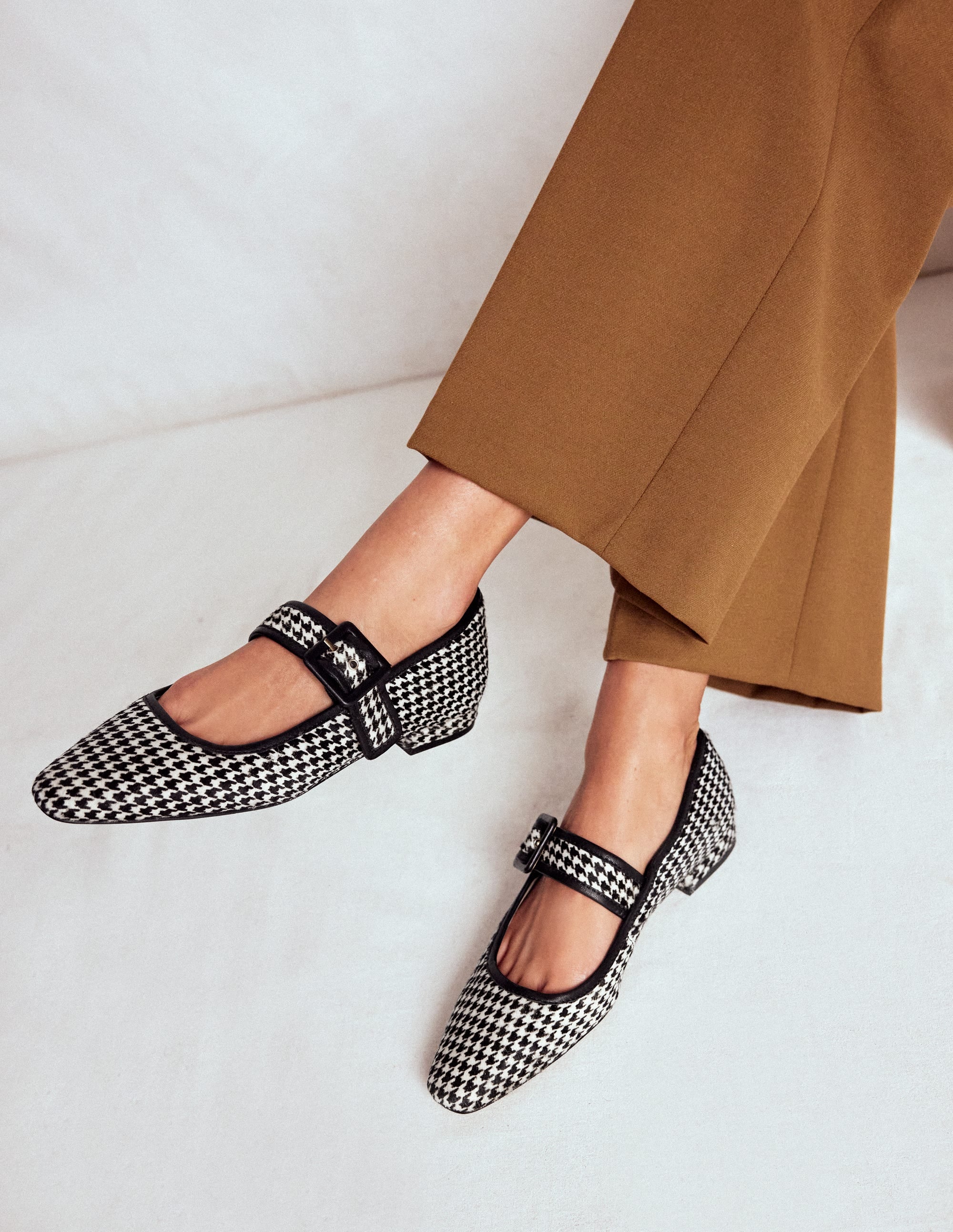 Vic Chisel Toe Mary Janes-White/Black | Boden USA