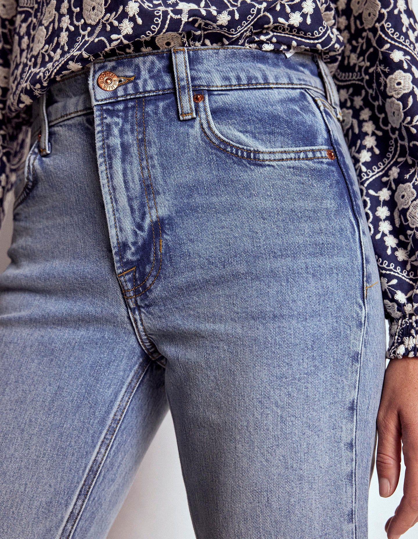 Girlfriend Jeans-Light Vintage - Image 4