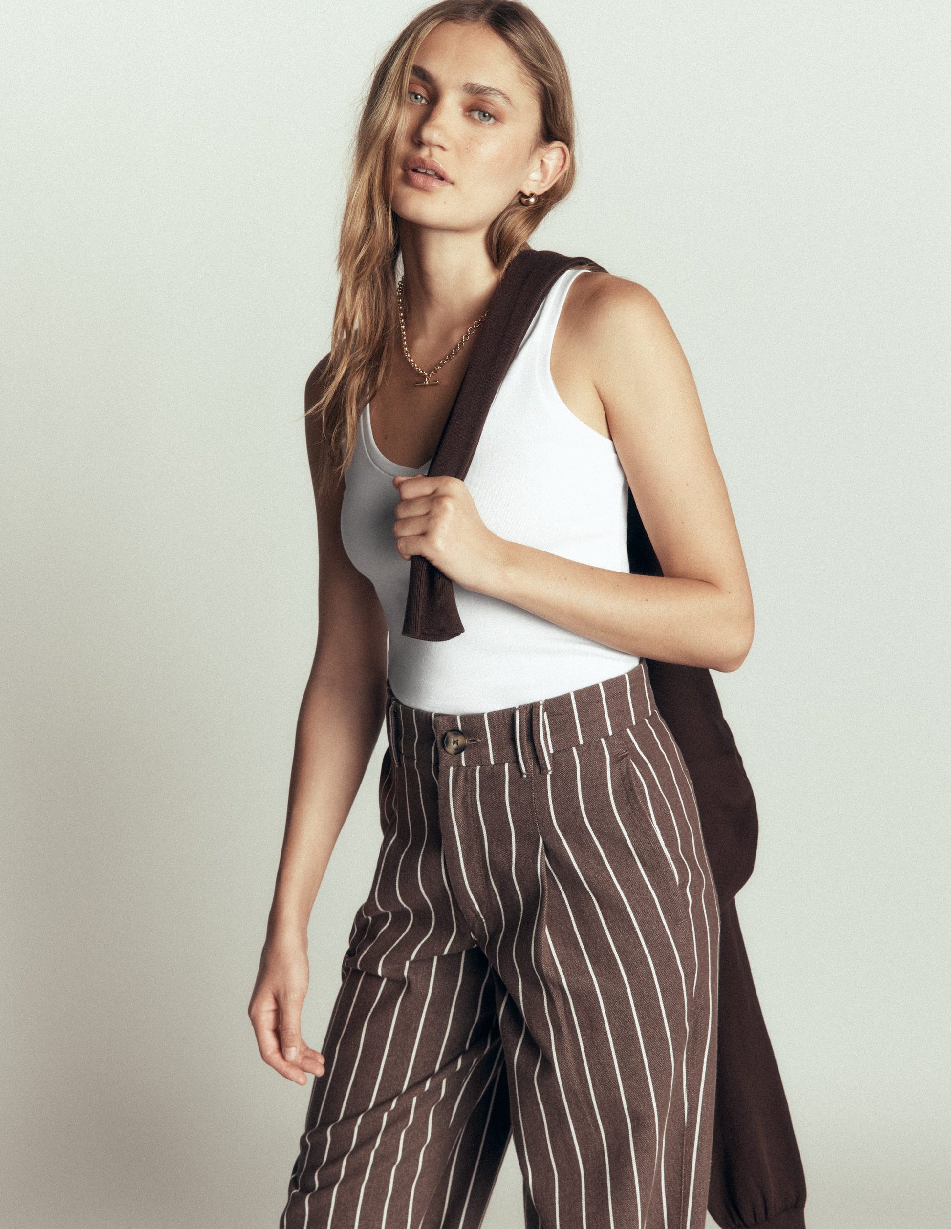 Essential V Neck Vest-White-4