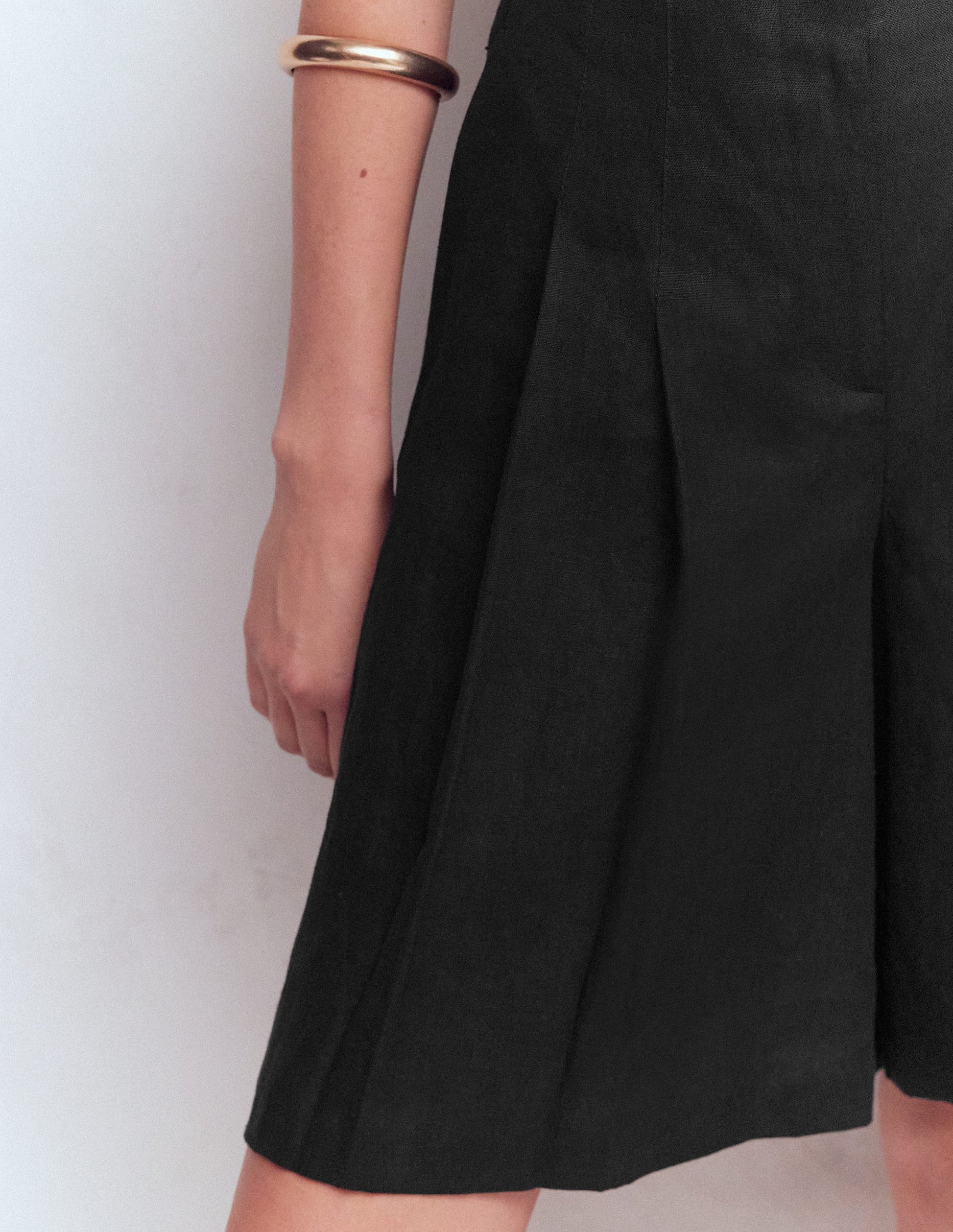 Highbury Pleated Linen Shorts-Black-2