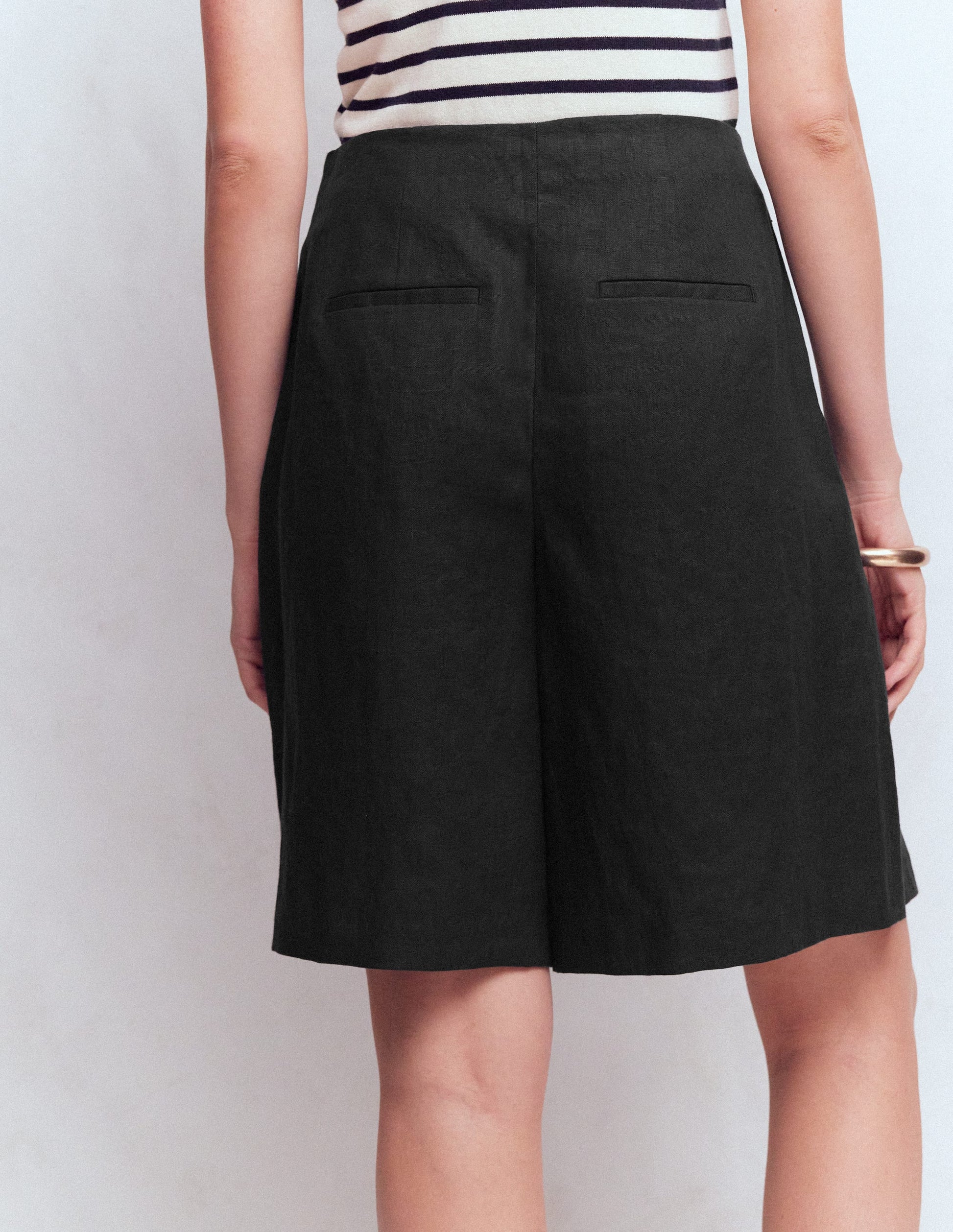 Highbury Pleated Linen Shorts-Black-3